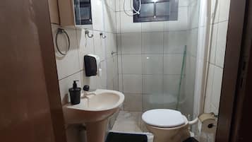 Quarto casal clássico, 1 cama de casal, banheiro privativo | Banheiro | Chuveiro, papel higiênico