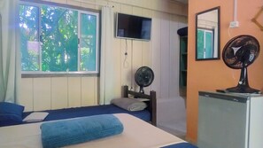 Laptop workspace, free WiFi, bed sheets - Pousada Bella Sirena - Ilha do Mel (Paranaguá)