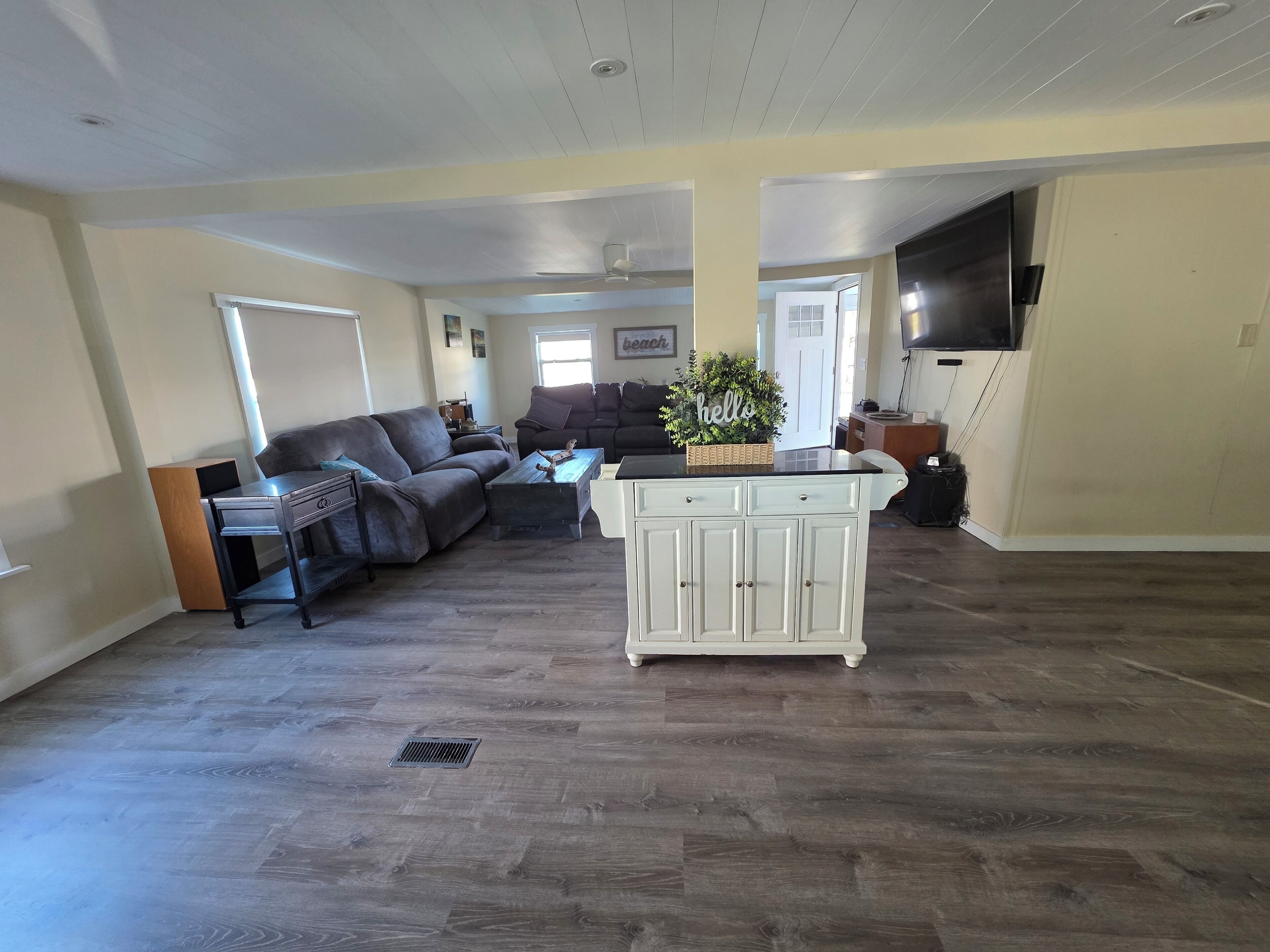 TV connectée, lecteur de DVD, livres