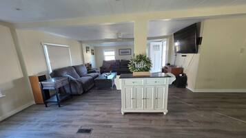 TV connectée, lecteur de DVD, livres