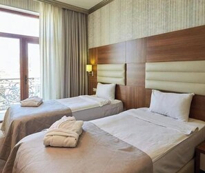 Twin Room | Desk, free WiFi