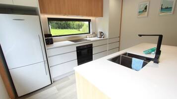 Fridge, oven, stovetop, dishwasher