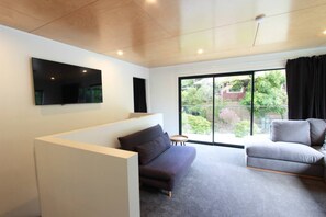 TV - Modern Tata Beach Escape - Spacious New Retreat (Tata Beach)