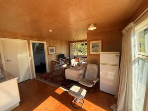 DVD player - Estuary View - Peaceful Onekaka Retreat (Onekaka)