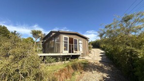 Exterior - Estuary View - Peaceful Onekaka Retreat (Onekaka)