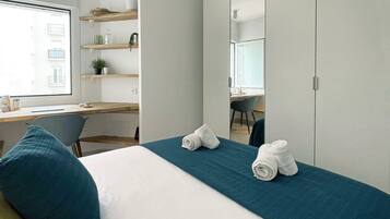 1 dormitorio, tabla de planchar con plancha, wifi y ropa de cama