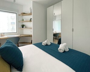 1 dormitorio, tabla de planchar con plancha, wifi y ropa de cama