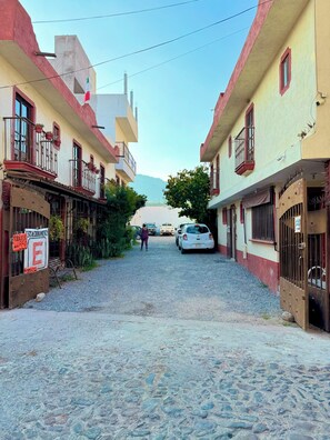 المنشأة من الخارج