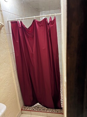 Quarto casal ou duplo básico | Banheiro | Chuveiro, toalhas de banho, papel higiênico 