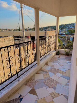 Basic Double Room | Balcony view - Hotel Casa de los Abuelos (Bernal)