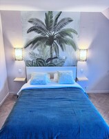 House | Blackout drapes, soundproofing, iron/ironing board, free WiFi