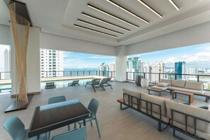 Interior - Luxury 1-Bedroom with Sweeping Ocean Views (Panamá)