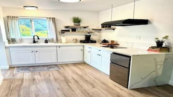 Een koelkast, een magnetron, een kookplaat