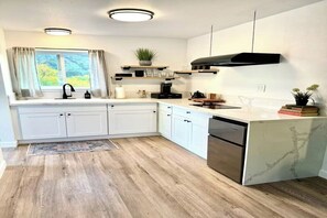 Kühlschrank, Mikrowelle, Herdplatte, Wasserkocher mit Kaffee-/Teezubehör