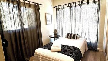 Een bureau, een strijkplank/strijkijzer, gratis wifi, beddengoed