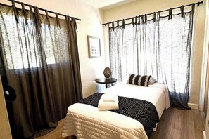 Een bureau, een strijkplank/strijkijzer, gratis wifi, beddengoed