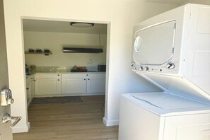 Een koffiezetapparaat/waterkoker, een koelkast, een magnetron