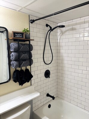Hair dryer, towels, soap, toilet paper - Bolton’s Bungalow (Galveston)