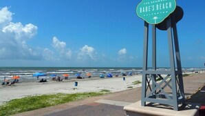 Ein Strandschild mit dem Text "The SeaWall Babe's Beach Calveston".