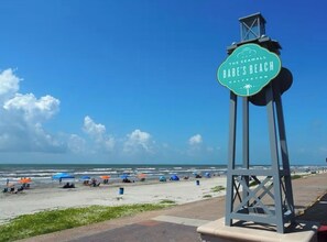 On the beach, sun-loungers, beach towels - Bolton’s Bungalow (Galveston)