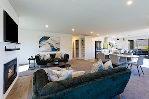 Smart TV, fireplace - Relax or Work in Queenstown: Mountain View Home with Media Room (Queenstown)
