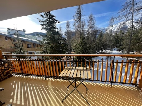Outdoor dining. SUPER COSY STUDIO 33 M² - SLEEPS 4 - AURON