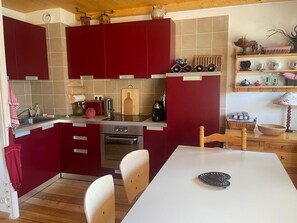 Réfrigérateur, un four, surface de cuisson, lave-vaisselle