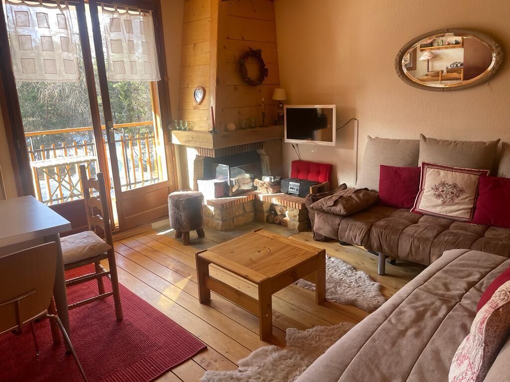 Televisie en een open haard