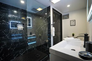 Haartrockner, Handtücher, Seife, Toilettenpapier