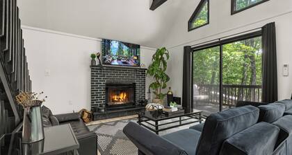 Modern BLVCK Cabin 3 W/ Hot Tub near Bushkill Fall/Shawnee/Poconos