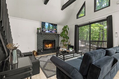 Modern BLVCK Cabin 3 W/ Hot Tub near Bushkill Fall/Shawnee/Poconos