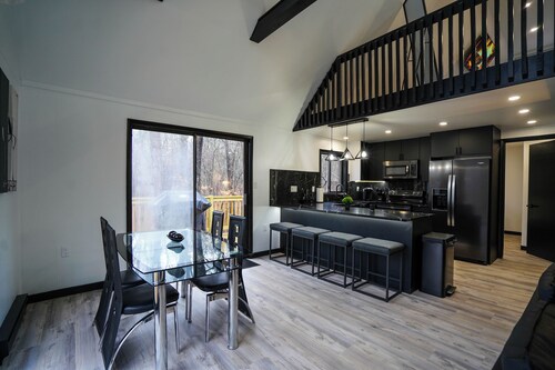 Modern BLVCK Cabin 3 W/ Hot Tub near Bushkill Fall/Shawnee/Poconos