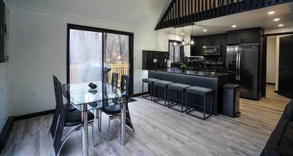 Modern BLVCK Cabin 3 W/ Hot Tub near Bushkill Fall/Shawnee/Poconos