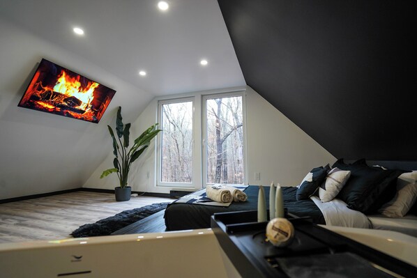 4 bedrooms, iron/ironing board, WiFi, bed sheets - Modern BLVCK Cabin 3 W/ Hot Tub near Bushkill Fall/Shawnee/Poconos (East Stroudsburg)