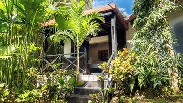 Familie huis, patio, uitzicht op tuin | Een kluis op de kamer, verduisterende gordijnen