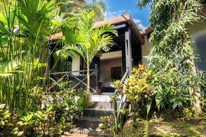 Familie huis, patio, uitzicht op tuin | Een kluis op de kamer, verduisterende gordijnen