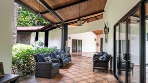 Familiehus, terrasse, hageutsikt | Oppholdsområde