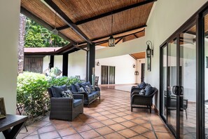 Nhà dành cho gia đình, sân hiên, quang cảnh vườn | Khu phòng khách