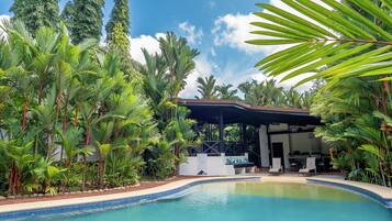 Familie huis, patio, uitzicht op tuin | Terras