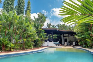 Familie huis, patio, uitzicht op tuin | Terras