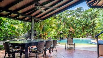 Familie huis, patio, uitzicht op tuin | Terras