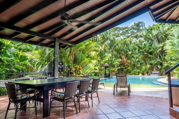 Familie huis, patio, uitzicht op tuin | Terras