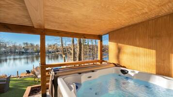 Tina de hidromasaje al aire libre