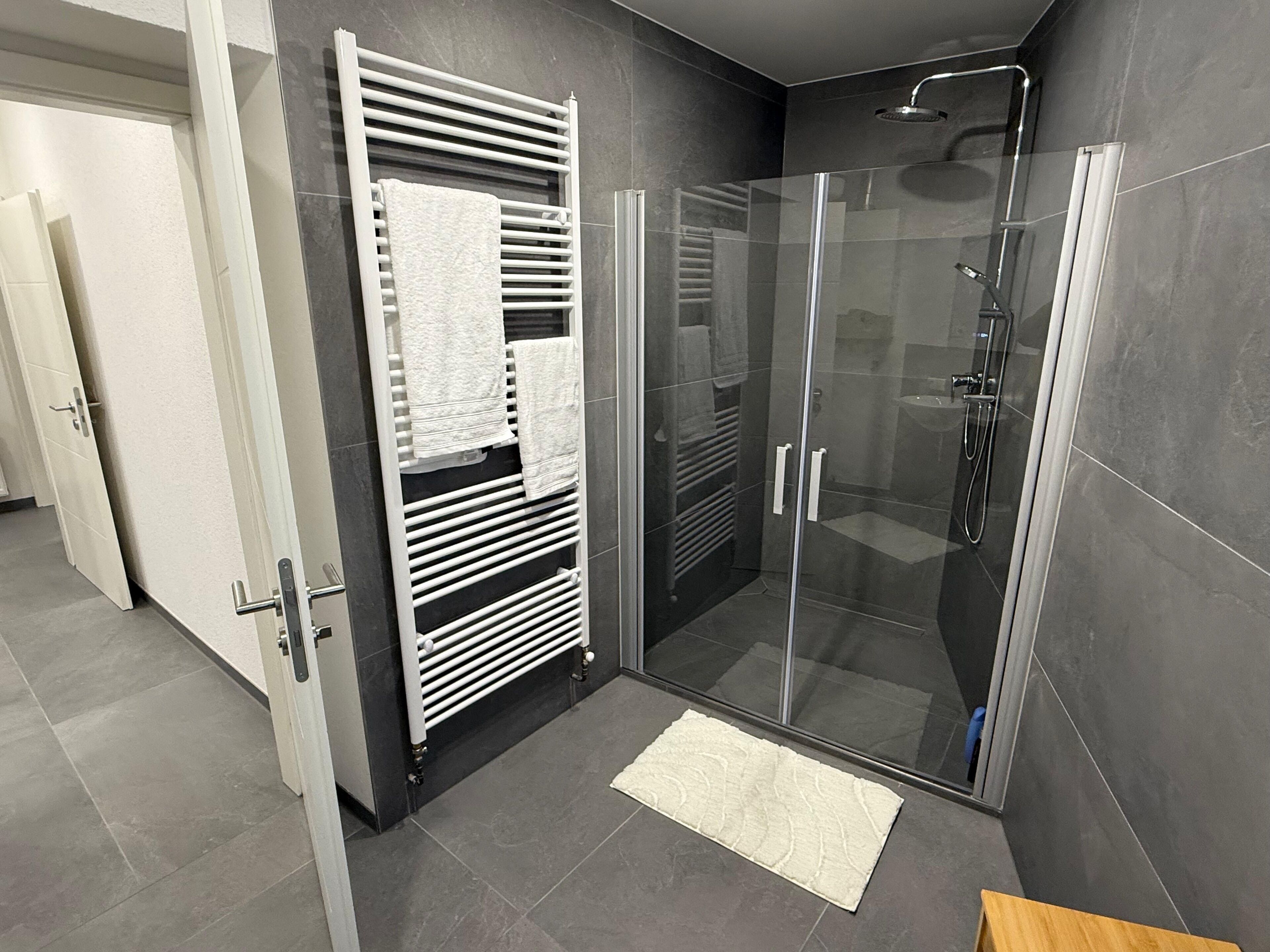 Ducha, secador de pelo, toallas y jabón