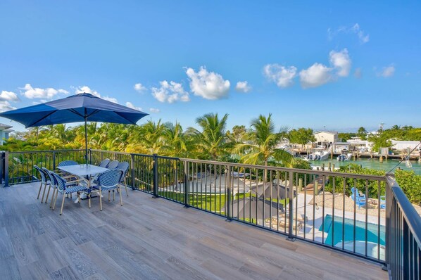 Outdoor dining - Waterfront Luxury, Volleyball, Putting Green, Dock & More! (Marathon)