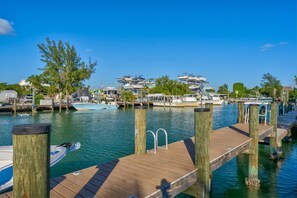 Marina - Waterfront Luxury, Volleyball, Putting Green, Dock & More! (Marathon)
