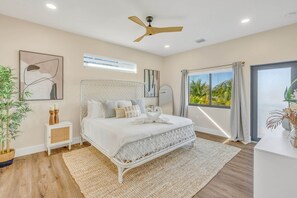 4 bedrooms, iron/ironing board, WiFi, bed sheets - Waterfront Luxury, Volleyball, Putting Green, Dock & More! (Marathon)