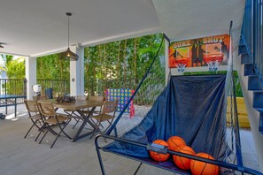 Outdoor dining - Waterfront Luxury, Volleyball, Putting Green, Dock & More! (Marathon)