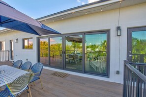 Outdoor dining - Waterfront Luxury, Volleyball, Putting Green, Dock & More! (Marathon)