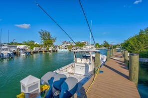 Marina - Waterfront Luxury, Volleyball, Putting Green, Dock & More! (Marathon)